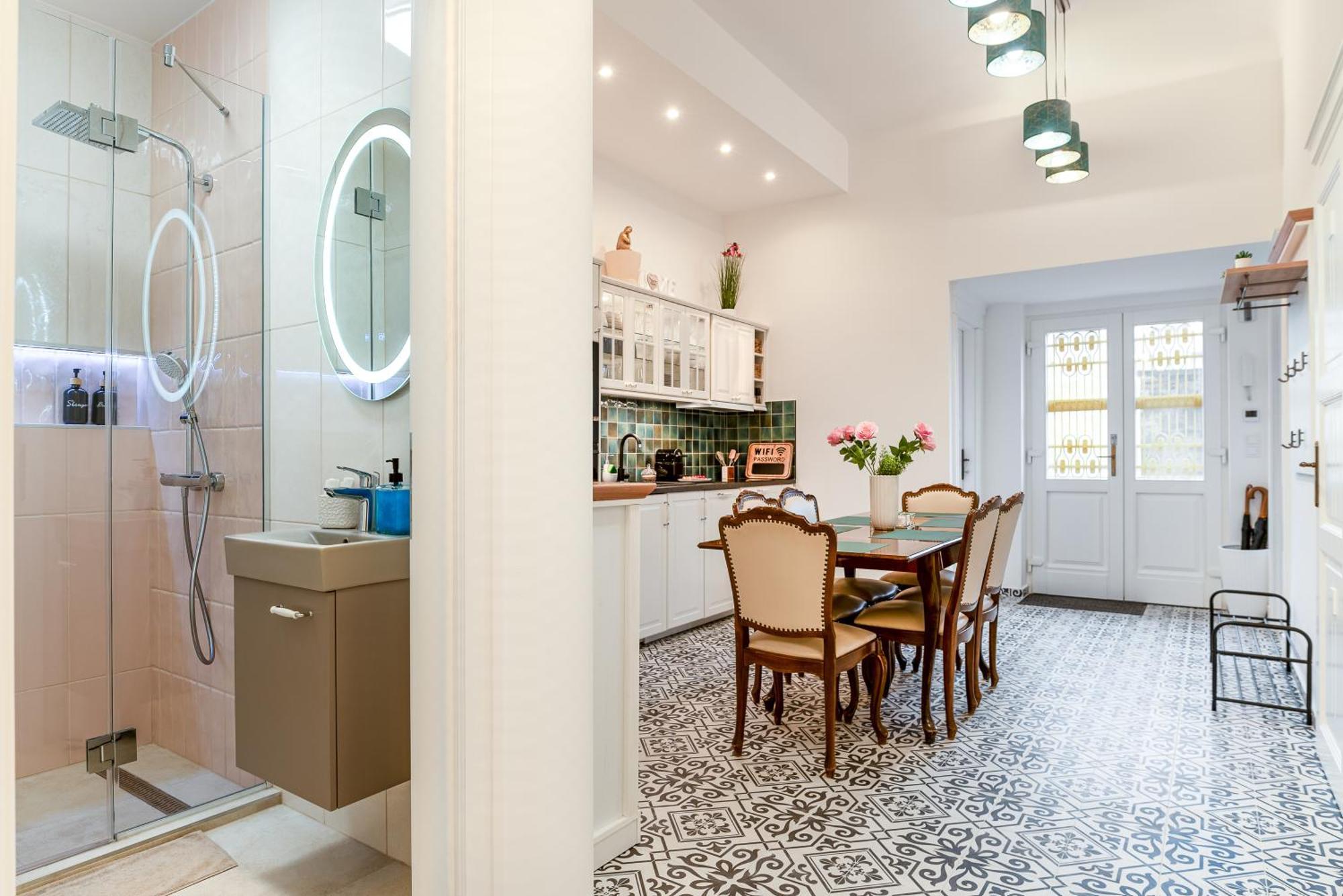 Broadway Street With 3 Bedrooms & 2 Bathrooms * Boedapest